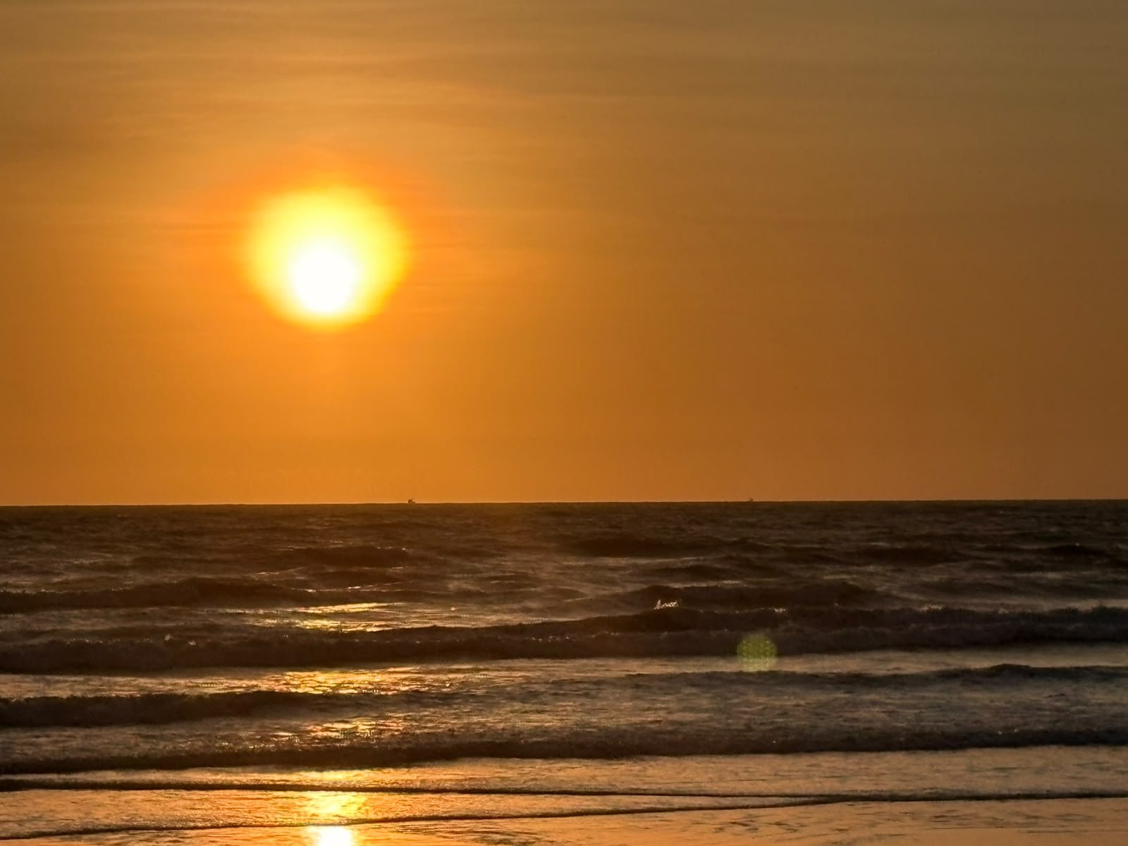 El sol sobre el océano Pacífico frente a Canoa